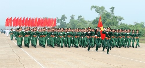 Mặc dù thời tiết nắng nóng kéo dài, cường độ luyện tập cao, nhưng các lực lượng chuẩn bị tham gia diễu binh, diễu hành cùng các đơn vị làm công tác bảo đảm, phục vụ cho Lễ kỷ niệm 70 năm Quốc khánh nước Cộng hòa xã hội chủ nghĩa Việt Nam (2-9-1945 / 2-9-2015) vẫn miệt mài, hăng say tập luyện. Ảnh: Khối đại diện cho các học viện, nhà trường quân đội  luyện tập tham gia Lễ diễu binh.